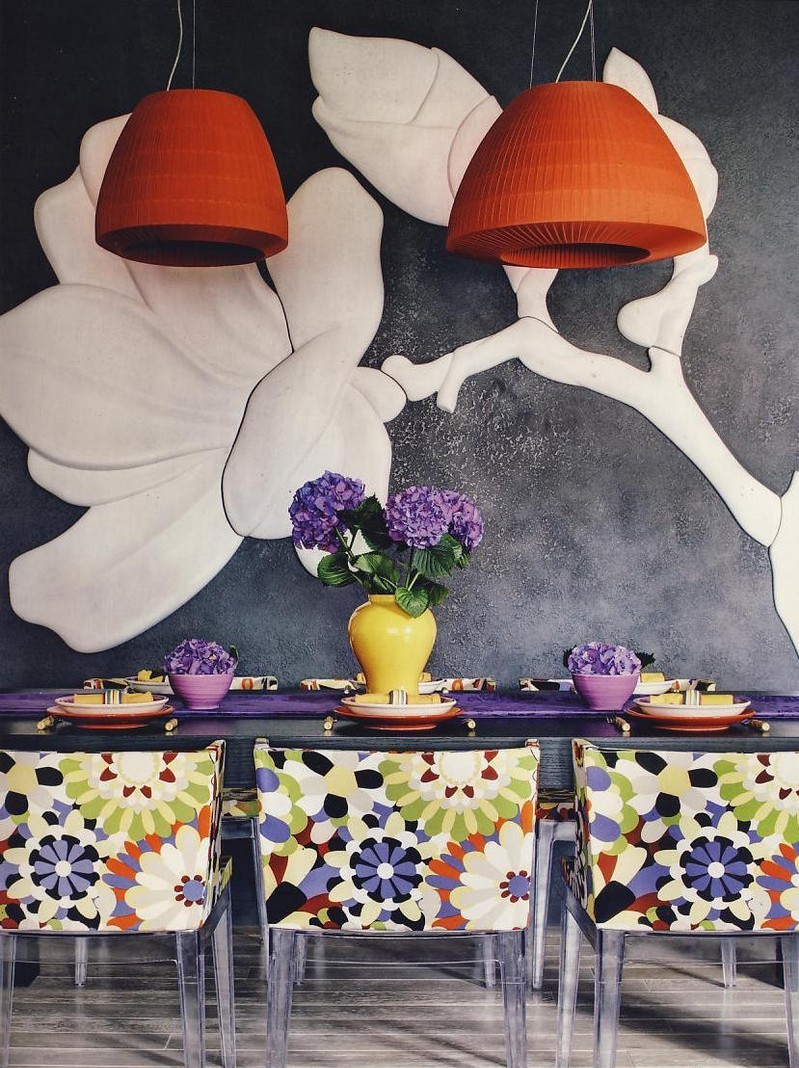 idee-deco-salle-manger-peinture-murale-grise-dessin-fleur-blanche-ssupensions-orange-tapisserie-chaises-bariolee