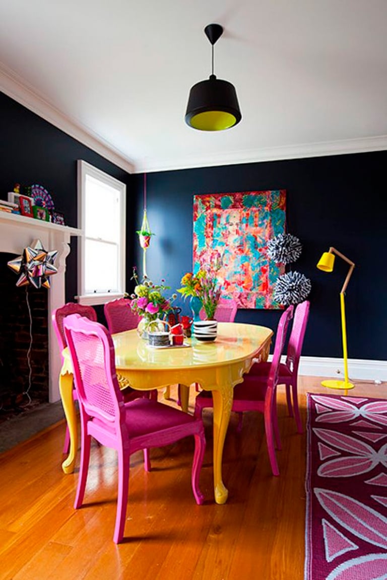 idee-deco-salle-manger-peinture-noire-tableau-multicolore-table-baroque-jaune-chaises-rose