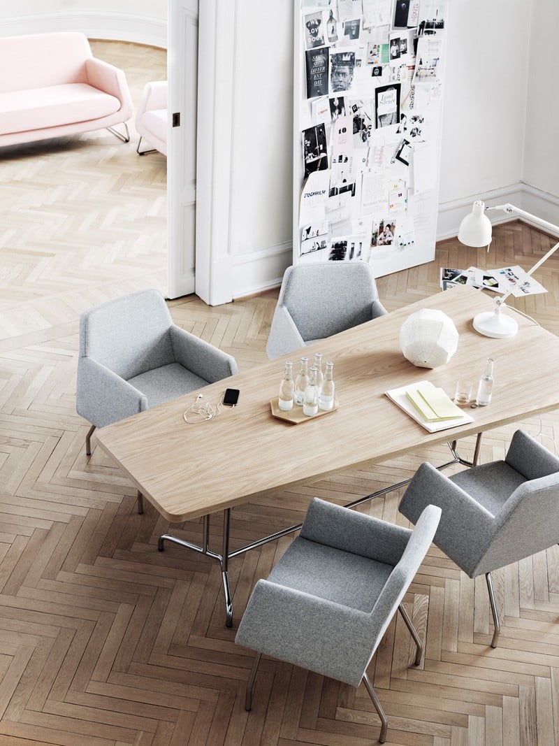 idee-deco-salle-manger-scandinave-tabourets-gris-table-bois-clair-tableau-collages