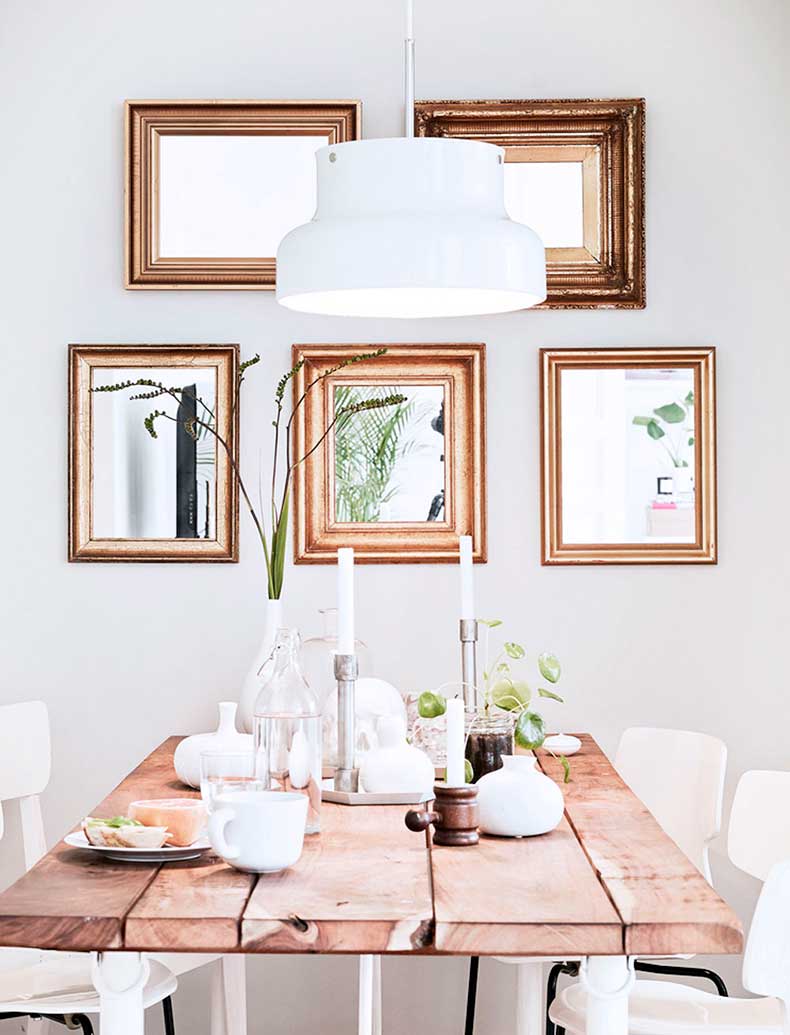 idee-deco-salle-manger-serie-tableaux-blancs-cadres-couleur-cuivre-table-bois idée déco salle à manger