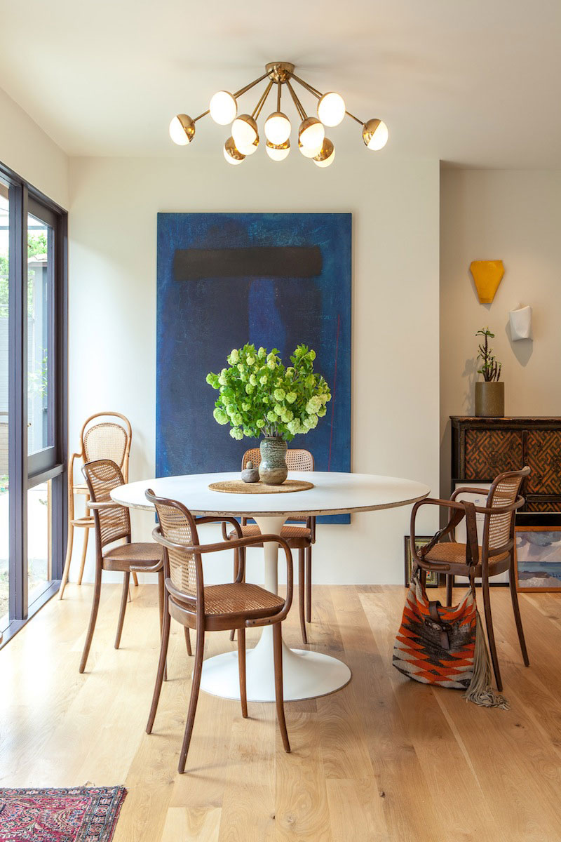 idee-deco-salle-manger-tableau-abstrait-bleu-table-tulipe-blanche idée déco salle à manger
