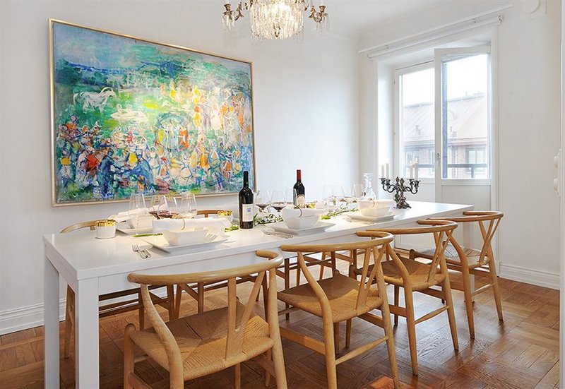 idee-deco-salle-manger-tableau-aquarelle-table-blanche-chaises-bois-clair