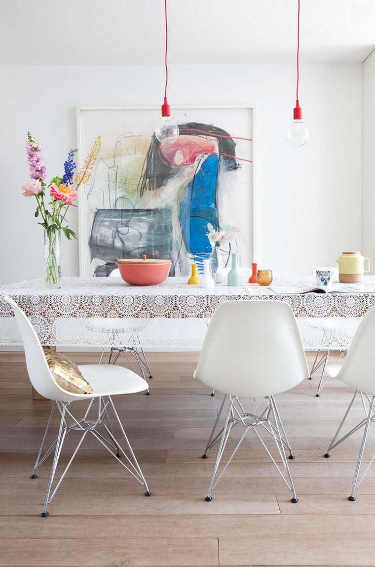 idee-deco-salle-manger-tableau-blanc-abstrait-nappe-dentellee-chaises-eames-blanches idée déco salle à manger