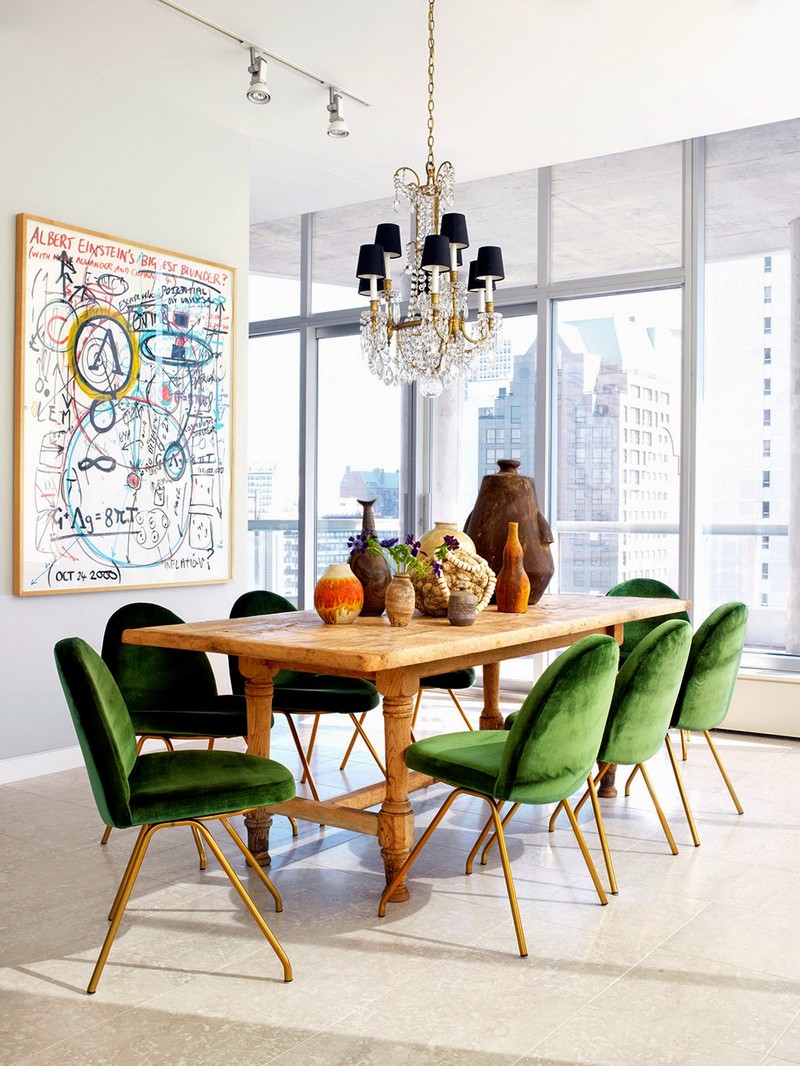 idee-deco-salle-manger-tableau-blanc-motifs-colores-chaises-vertes idée déco salle à manger