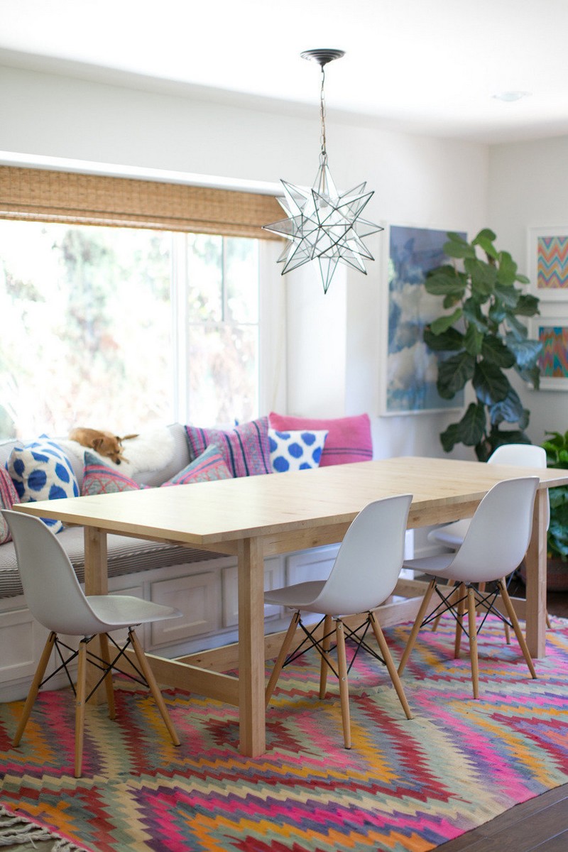 idee-deco-salle-manger-tapis-bariole-coussins-rose-bleu-tableaux-plante-verte idée déco salle à manger