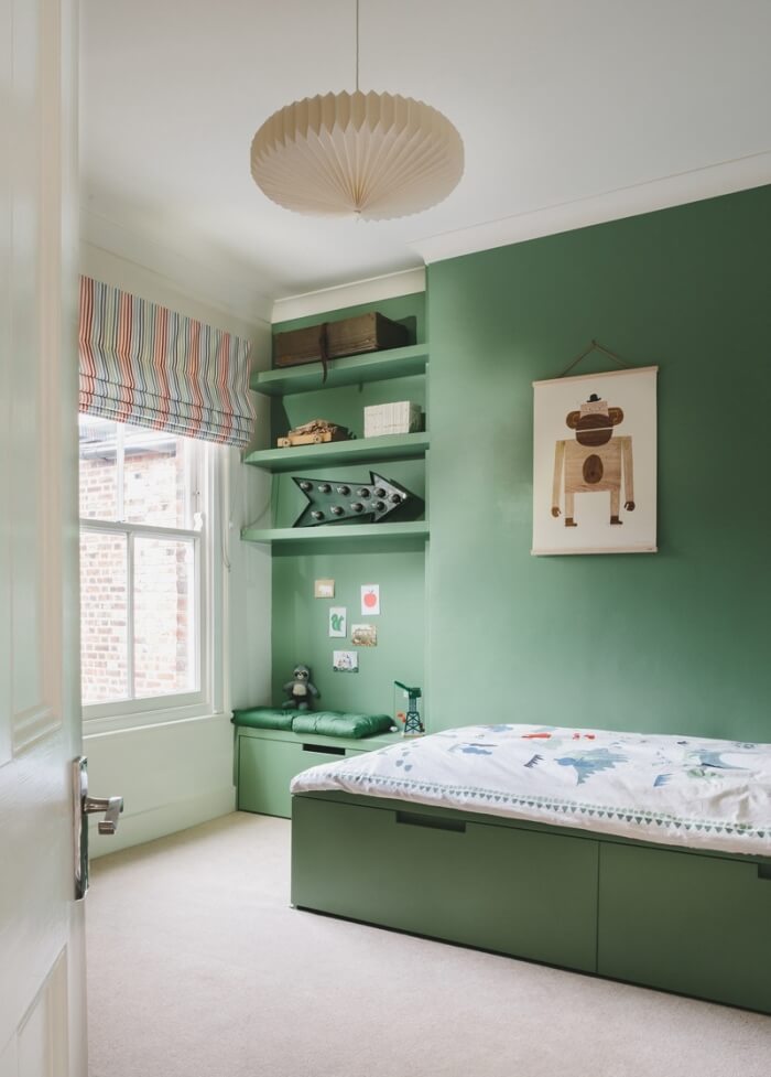 idée-meuble-rangement-enfant-sous-lit-chambre-verte-Room-to-Bloom