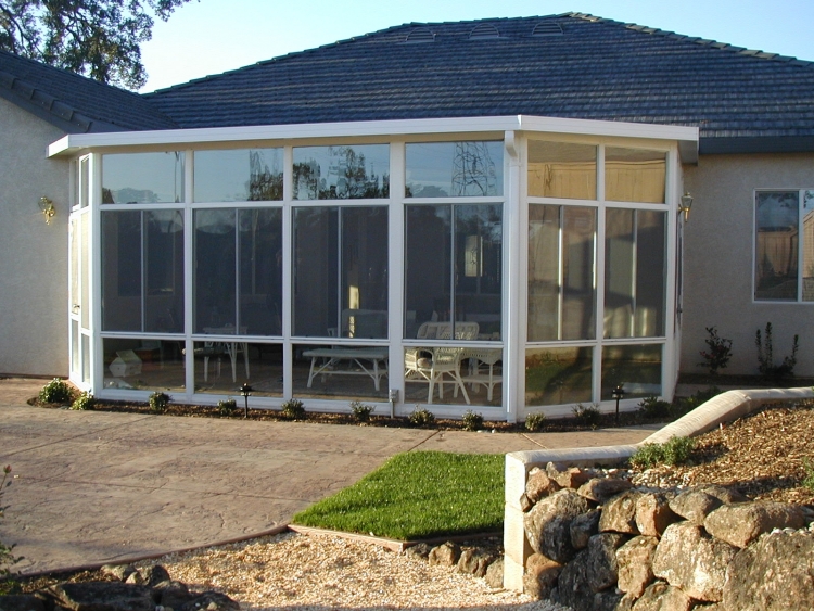 jardin-hiver-moderne-veranda-vitree-salon-jardin-blanc