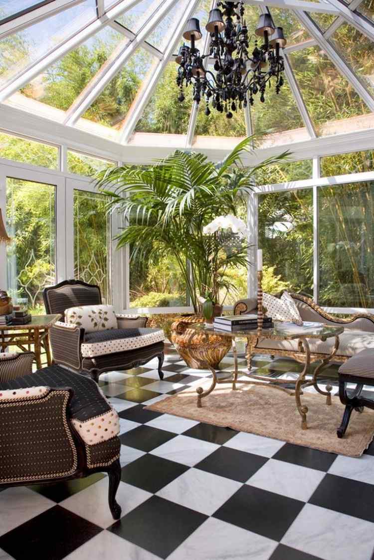 jardin-hiver-moderne-vitre-alu-fauteuils-baroque-palmier-carrelage-noir-blanc jardin d’hiver