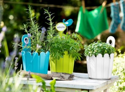 jardinière-balcon-mignonne-aspect-seau-bois-peint-couleur