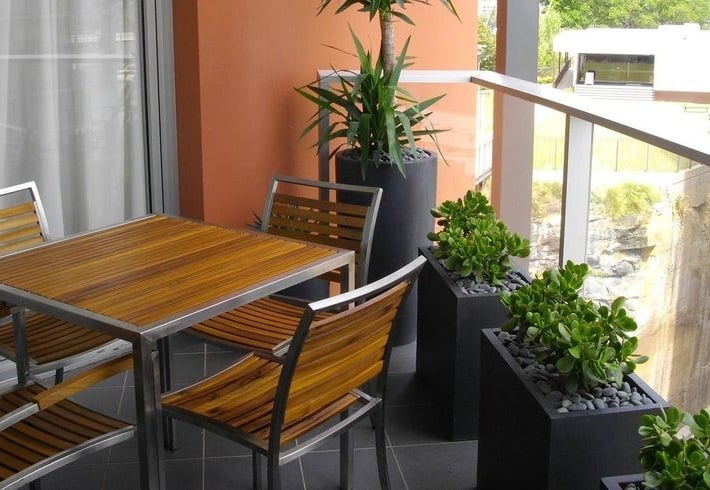 jardinière-balcon-plantes-succulentes-meubles-bois-métal
