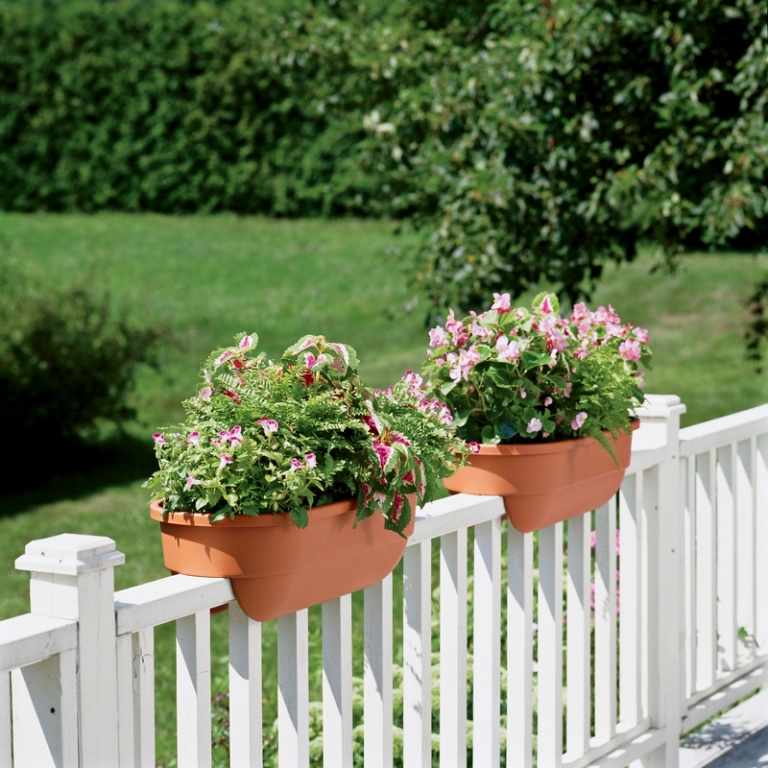 jardinière-balcon-poser-rampe-balconnières-plastique-pot-argile