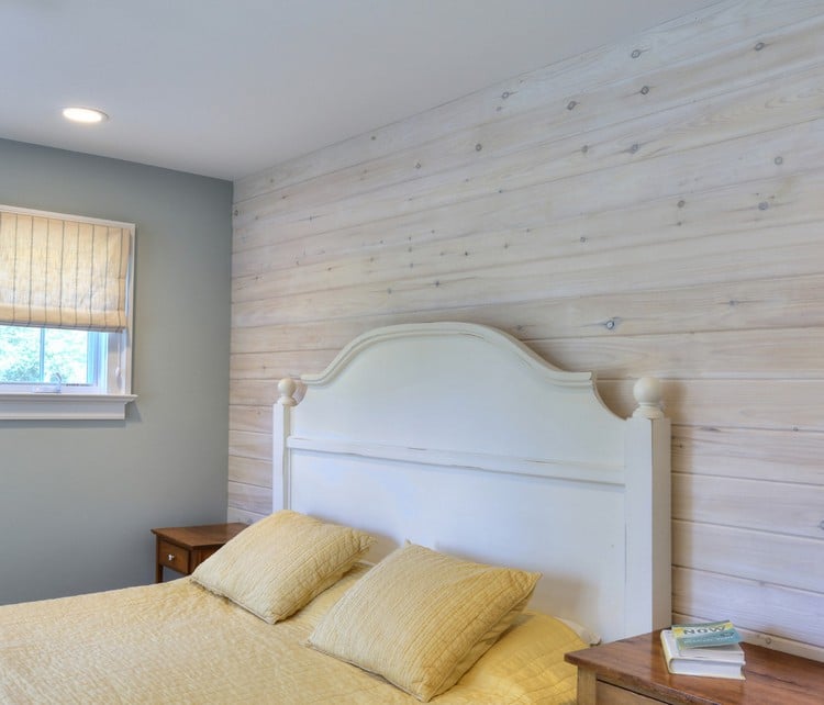 lambris-bois-blanc-mur-accent-chambre-coucher-tete-lit-traditionnelle