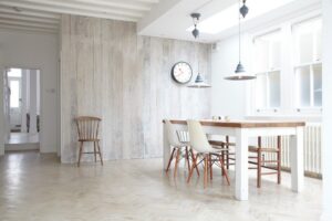 lambris-bois-blanc-style-campagne-chic-salle-manger-chaises-eames