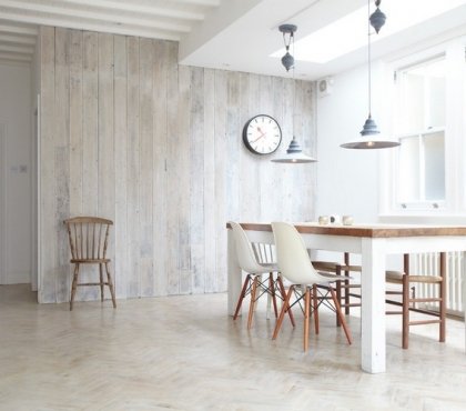 lambris-bois-blanc-style-campagne-chic-salle-manger-chaises-eames