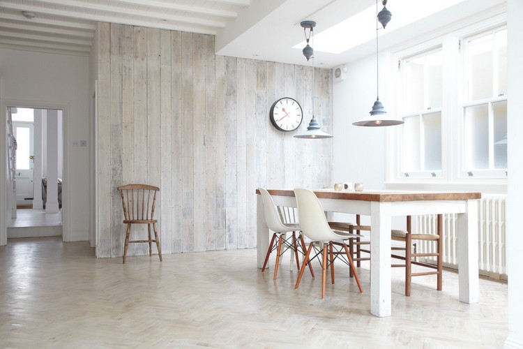 lambris-bois-blanc-style-campagne-chic-salle-manger-chaises-eames lambris bois blanc