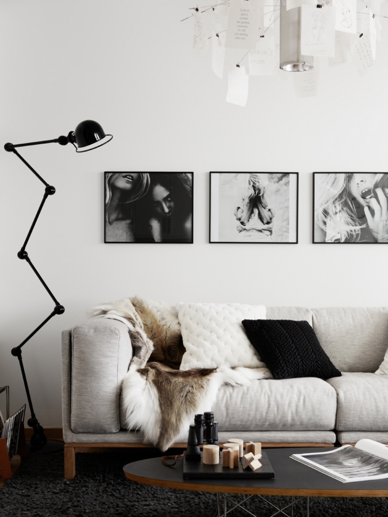 lampadaire-industriel-articulé-noir-canapé-gris-photos-noir-blanc