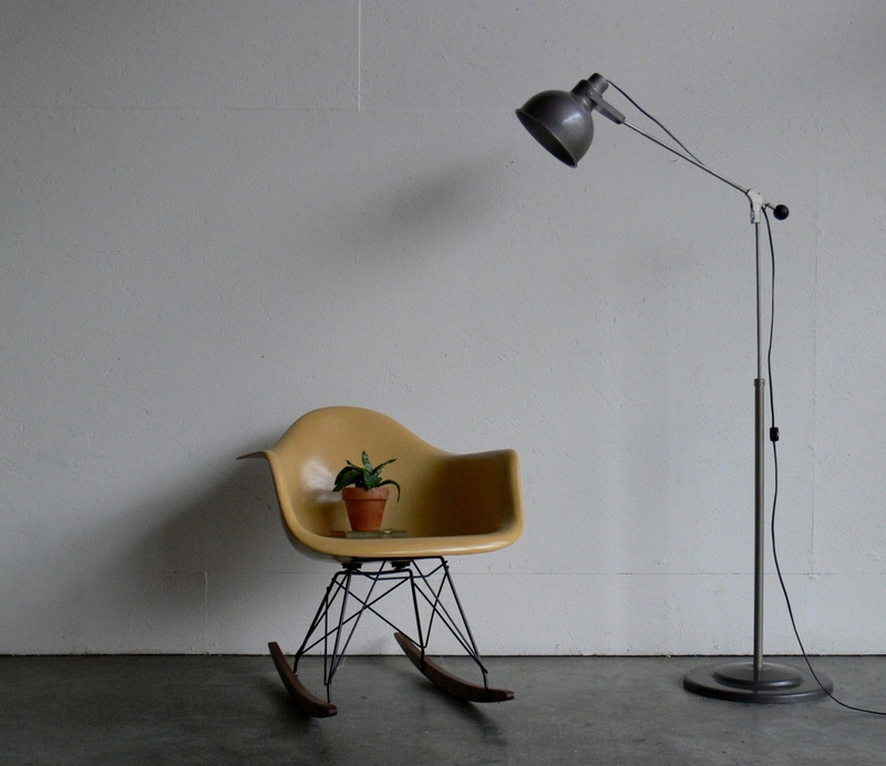 lampadaire-industriel-vintage-fauteuil-bascule-design-Eames