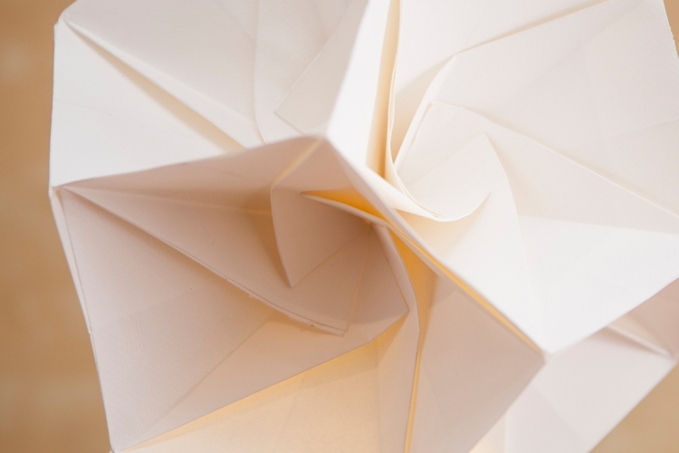 lampe-papier-origami-artisanale-pliage-gros-plan