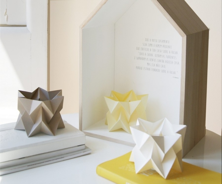 lampe-papier-origami-posées-sol-gris-blanc-jaune