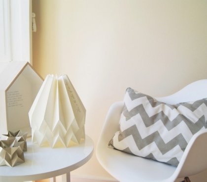 lampe papier origami-table-blanc-chaise-assortie-coussin-motif-chevron
