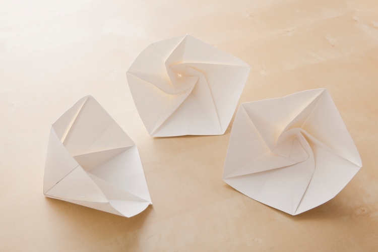lampe-papier-origami-trois-pièces-réalisées-blanc-pur