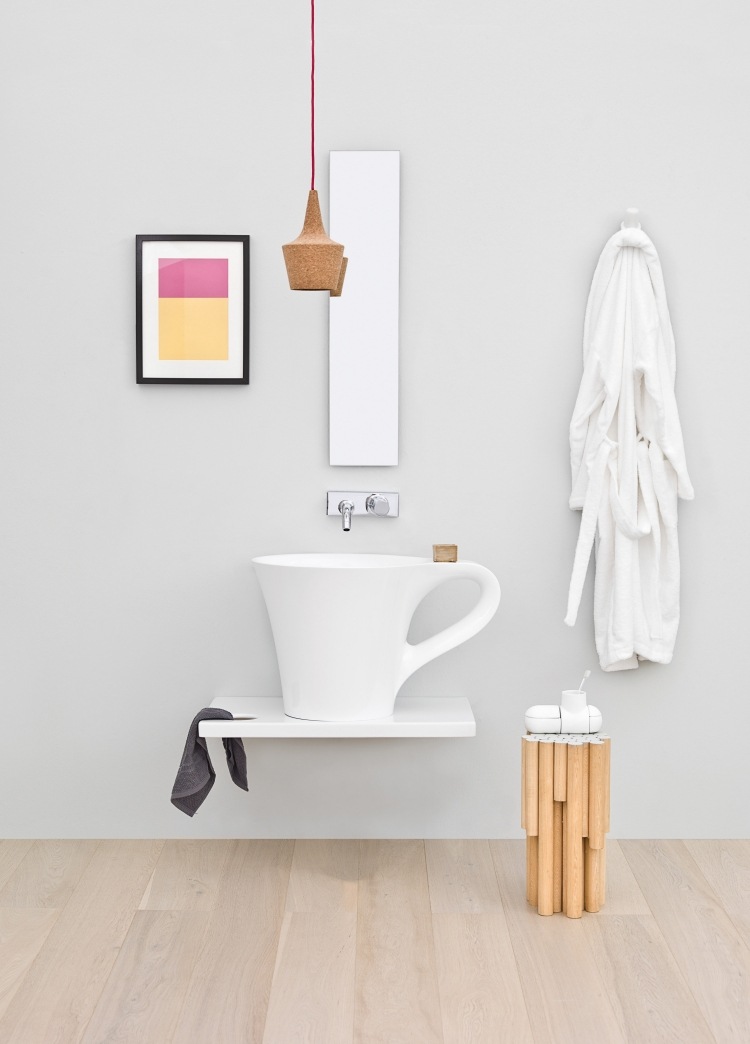 lavabo-design-forme-originale-tasse-espresso-blanche-poser-plan