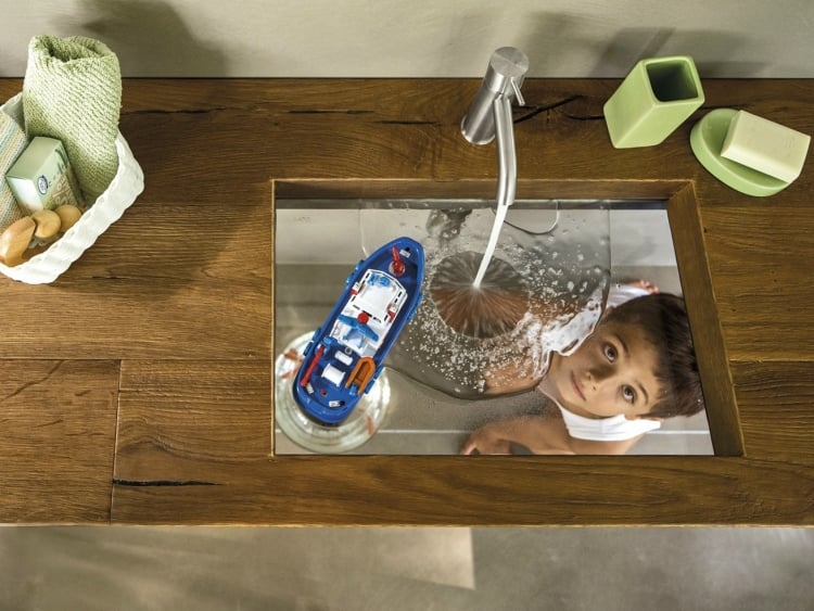lavabo-design-inhabituel-originale-transparent-plan-vasque-bois