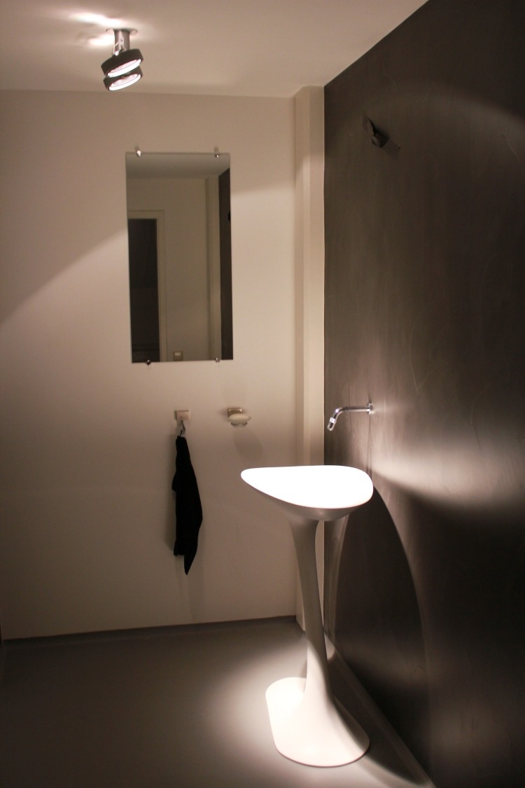 lavabo-design-inhabituel-pied-central-salle-bain-moderne
