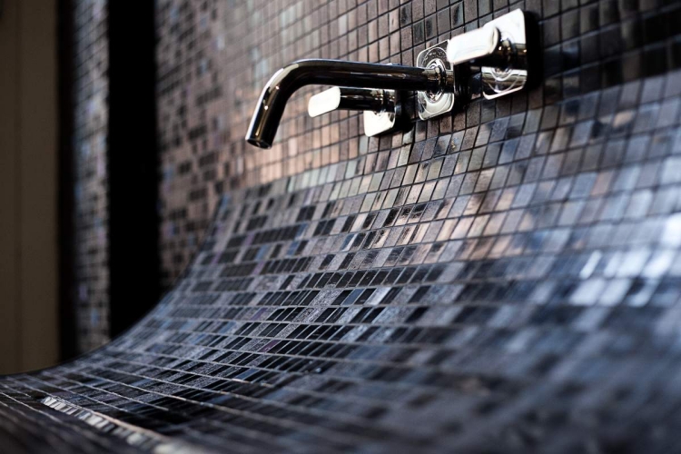 lavabo-design-original-recouvert-mosaique-noire-robinet-mural