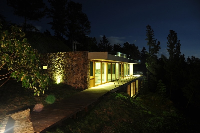 maison-bio-nature entourée végétation vue nuit