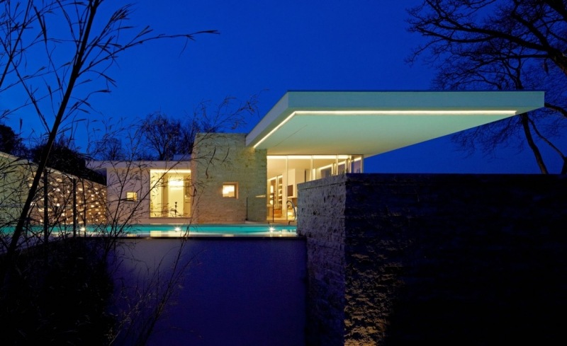 maison-eco-energetique-facade-pierre-naturelle-piscine-debordement 