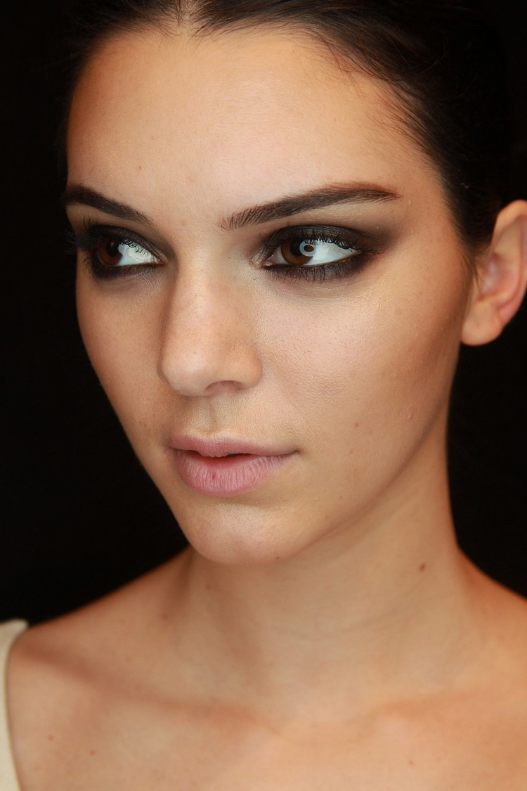 maquillage de soirée 2015-accentuer-yeux-fard-paupieres-noir-mascara