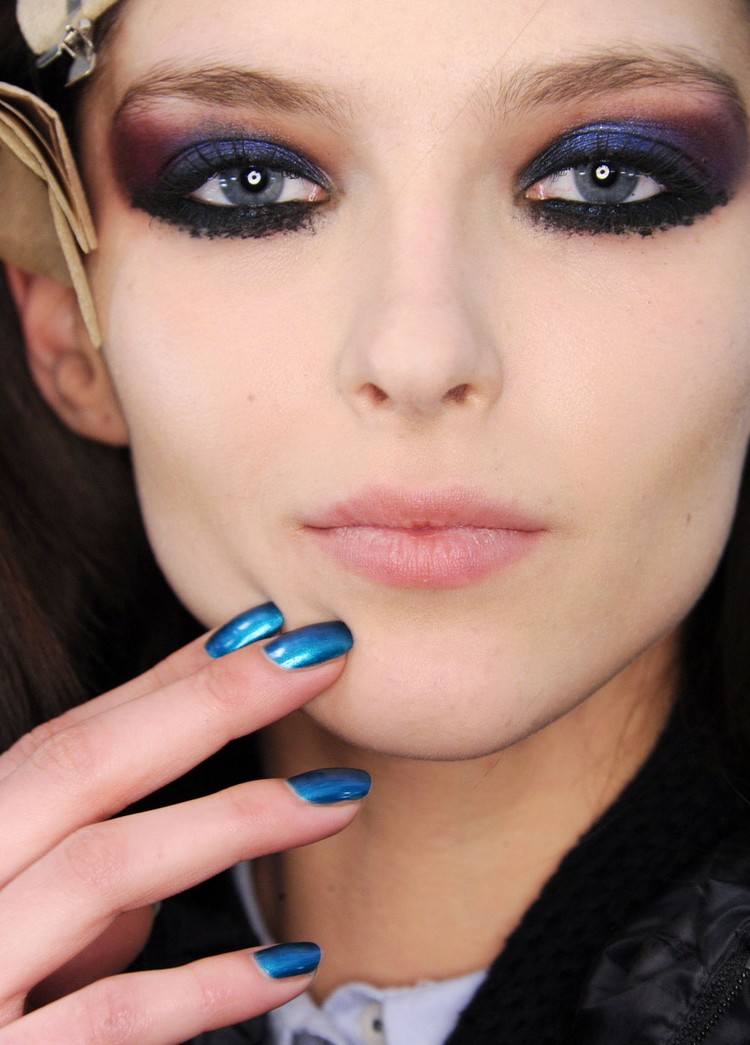 maquillage de soirée 2015-fard-paupieres-bleu-cobalt-noir-eye-liner-mascara-Monique-Lhuillier