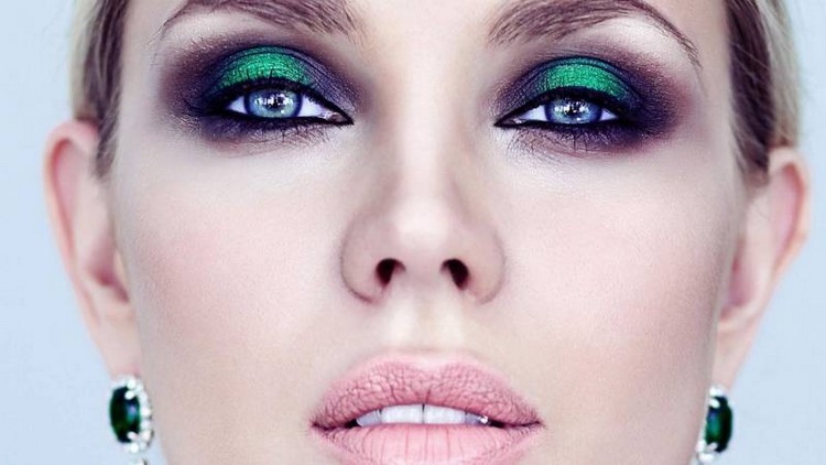 maquillage de soirée 2015-fard-paupieres-vert-emeraude-eye-liner-mascara-rouge-levres-rose-poudre