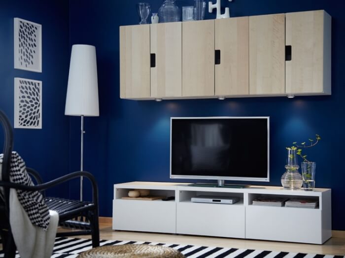 meuble-besta-ikea-meuble-télé-laqué-blanc-murs-bleu