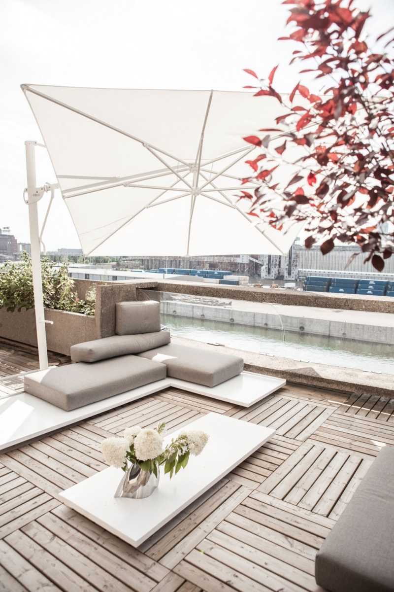 meubles-blancs-gris-extérieurs-caillebotis-panorama-parasol-déporté