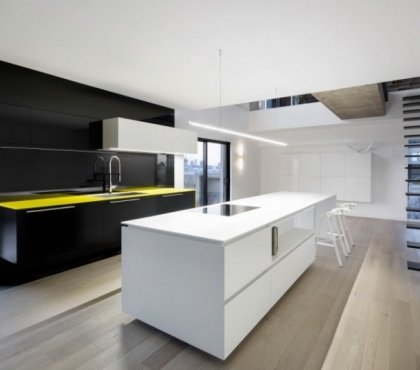 meubles blancs noirs plan travail jaune-fluo-cuisine-ilot-central