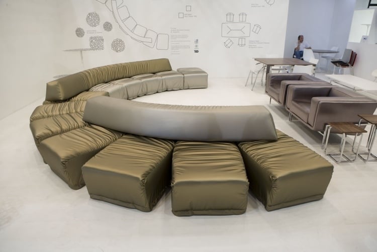 meubles-design-italien-canapé-demi-lune-change-tissu-métallique