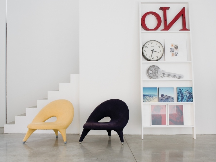 meubles-design-italien-fauteuils-tissu-jaune-pastel-noir-3-pieds