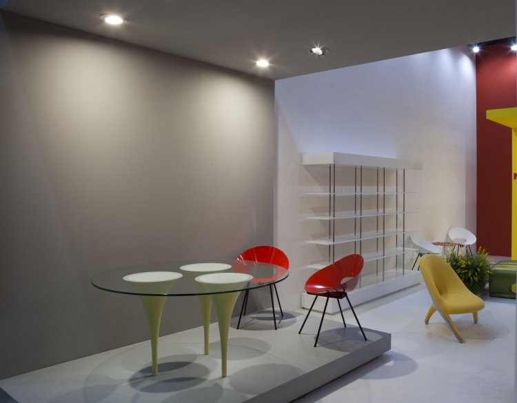 meubles-design-italien-table-verre-chaises-métalliques-KD04-fauteuil-arabesk