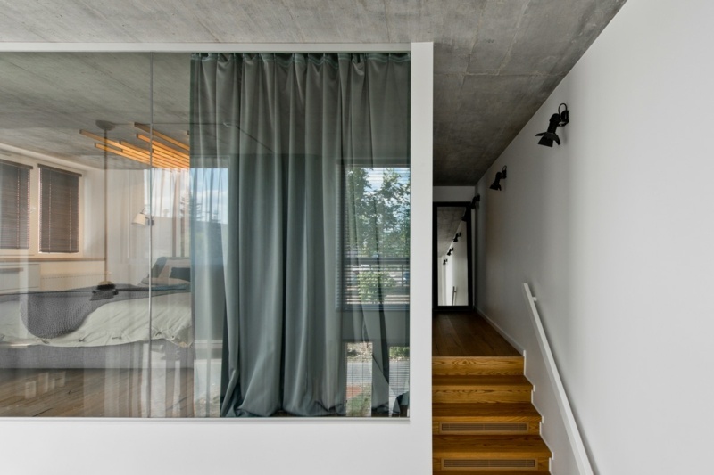 mobilier-scandinave-décor-gris-blanc-bois-escalier-chambre