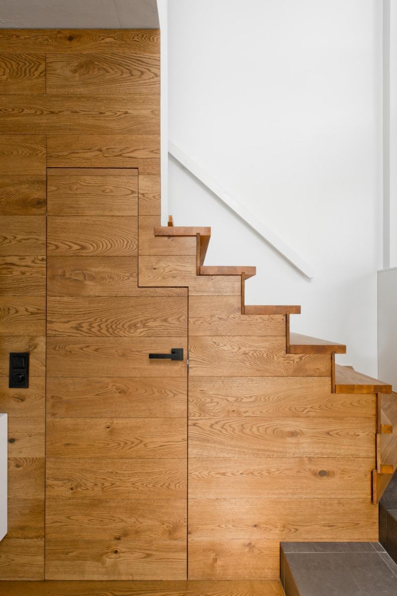 mobilier-scandinave-escalier-bois-placard-rangement-au-dessus