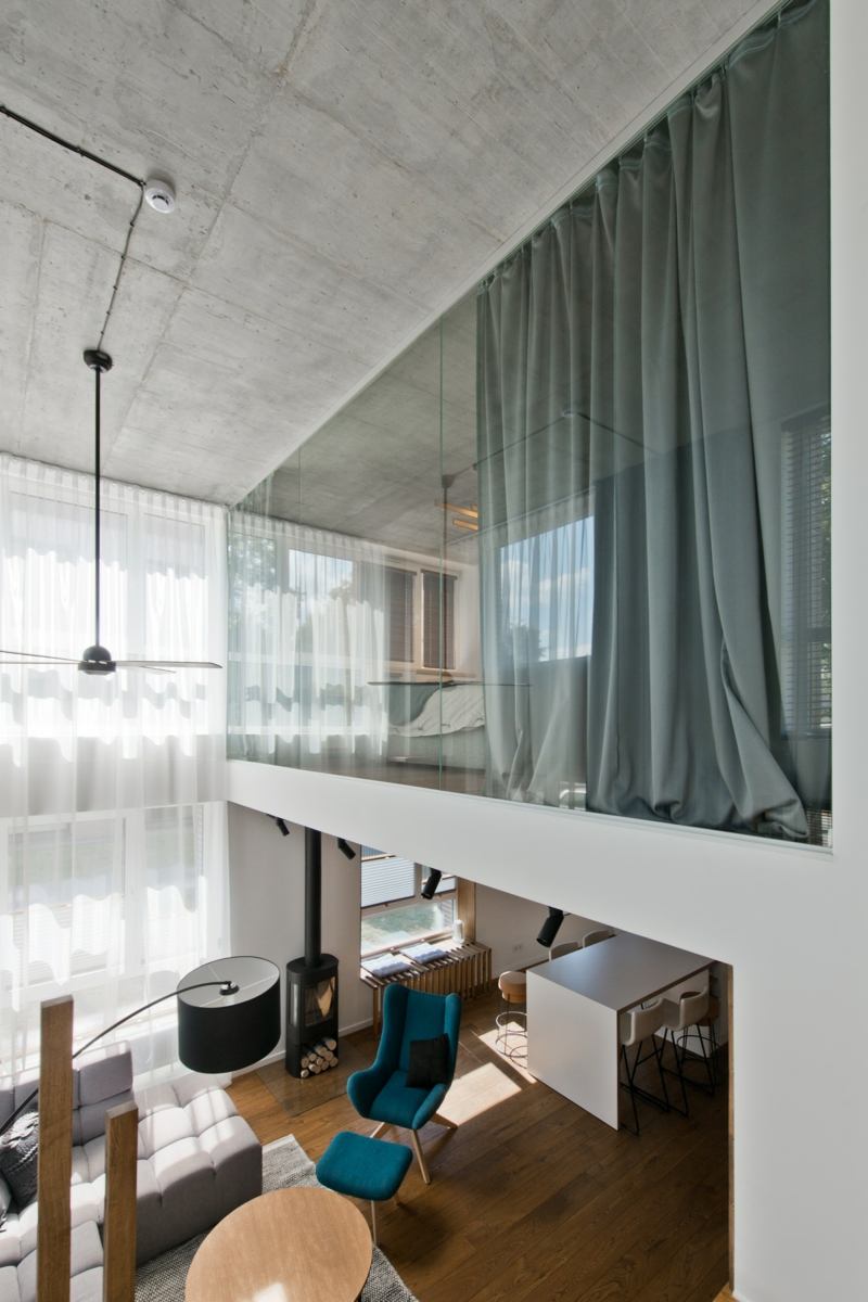 mobilier-scandinave-loft-chambre-vitrée-rideaux-gris-plafond-béton