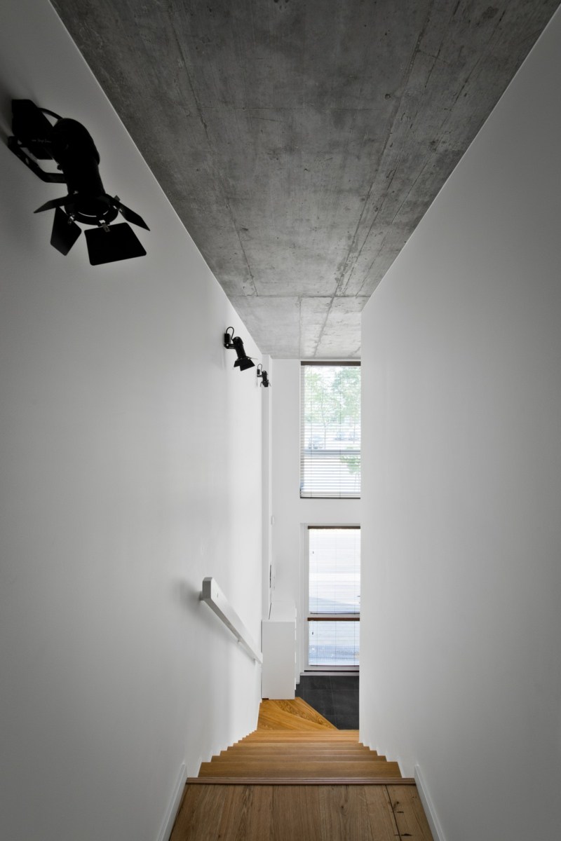 mobilier-scandinave-murs-blancs-plafond-béton-escalier-bois