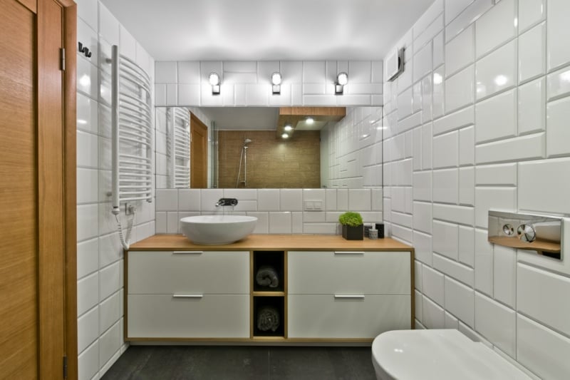 mobilier-scandinave-salle-bain-bois-massif-carrelage-blanc
