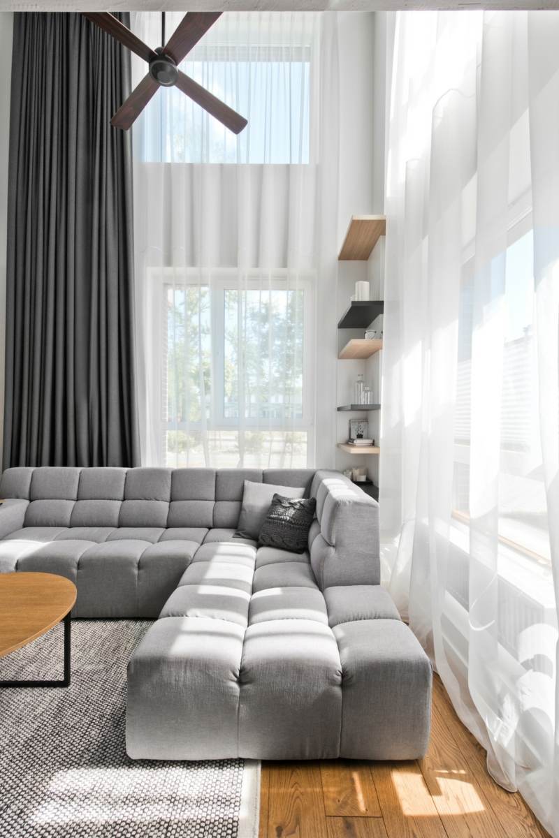 mobilier-scandinave-salon-canapé-angle-tissu-gris-rembourré-carrés