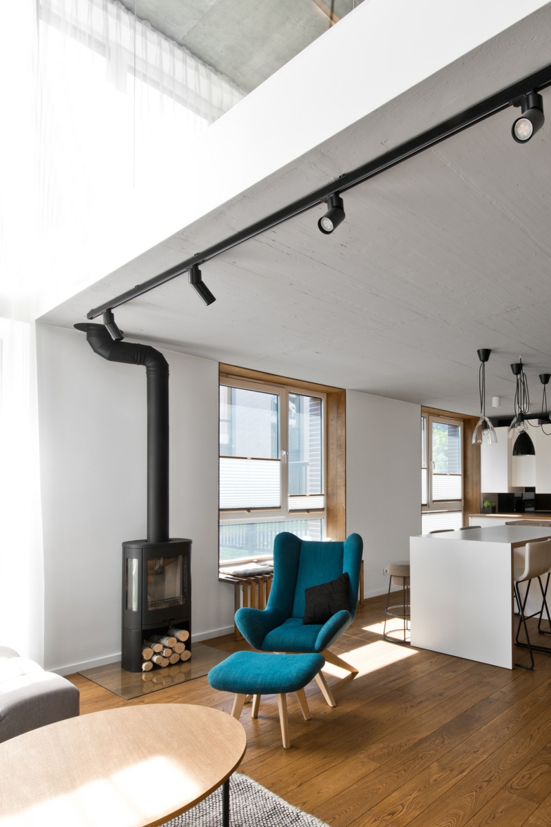 mobilier-scandinave-salon-cuisine-poêle-bois-spots-orientables-fauteuil