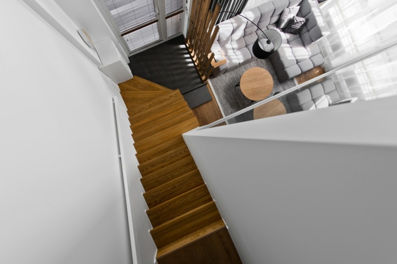 mobilier scandinave salon escalier-tournant-bois-loft-Vilnius