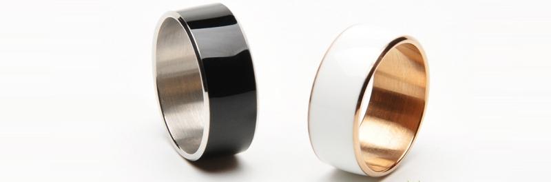 montres-connectées-bague-intelligente-anneaux-noir-blanc-design-épuré