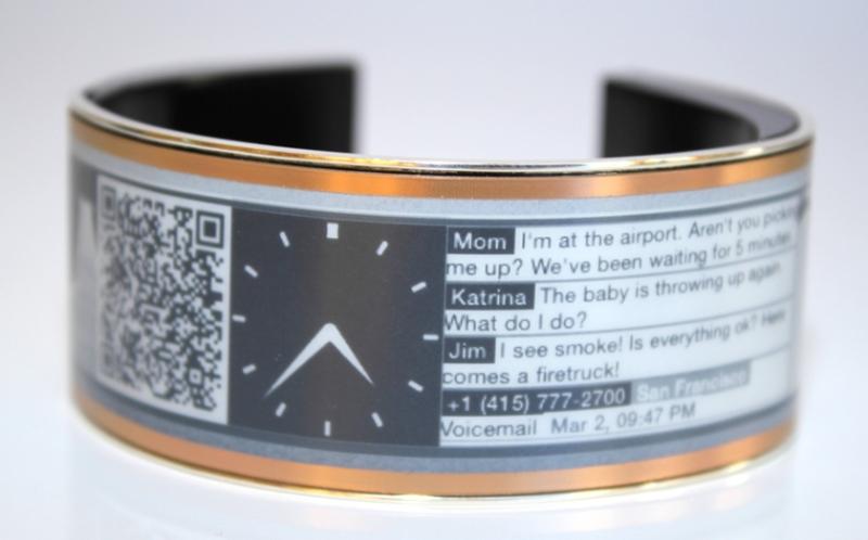 montres-connectées-façon-bracelet-métal-écran-tactile